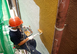 無足場のロープ作業で外壁を塗り替え！